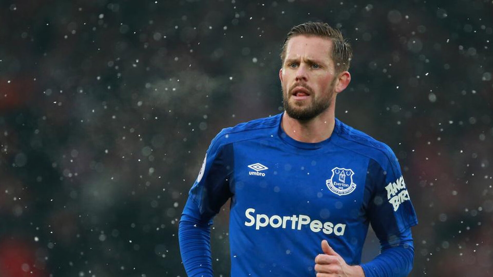 C9观众热烈欢呼！，莱万多夫斯基迎来五赛季出色发挥全场沸腾不已